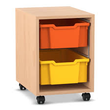 SCHRÄNKE UND REGALE